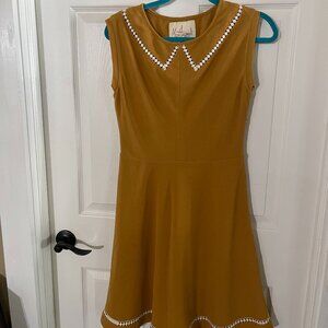 Vintage Myrtlewood of California Gold Dress with White Scalloped Trim Size M